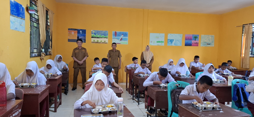 Kepala Desa Lebuh Hadiri Pembagian Makan Bergizi (MBG) Hari Kedua di SDN 001 Lebuh